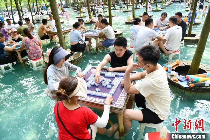 四川成都：高温天气持续 民众体验“水上麻将”  第2张