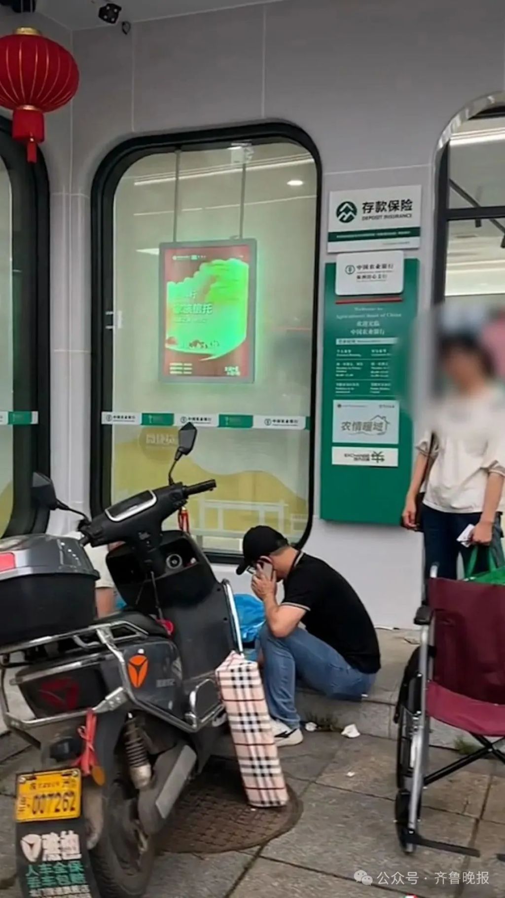 马上评｜重病老人取款身亡，如何避免类似悲剧？  第1张